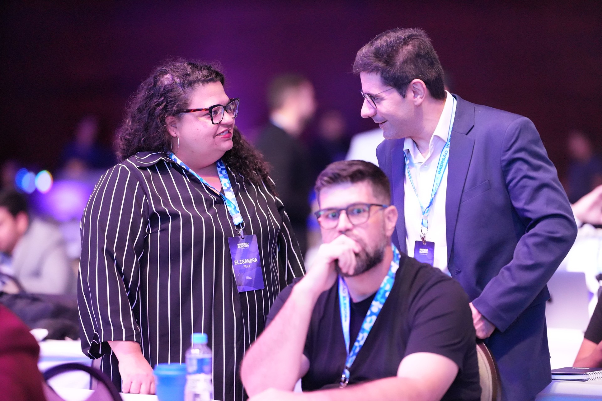 Elisandra Pena fazendo networking em evento de comunicação política